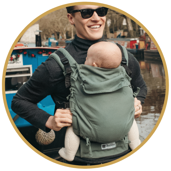 padre porteando a un bebé de 6 meses en quokkababy e carrier con detalle de su panel evolutivo que se adapta exactamente al bebe con la maxima ergonomia